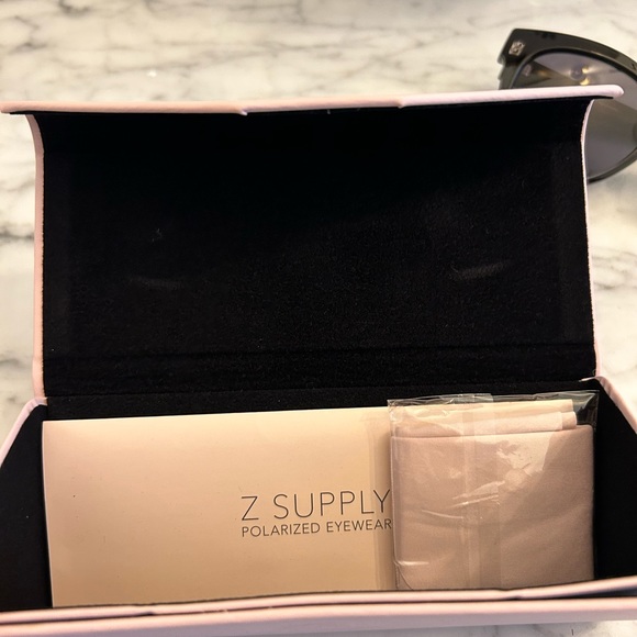 Z Supply Sunglasses - Picture 4 of 4